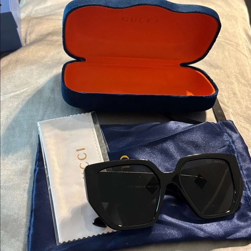 Fashion Black & Gold Sunglasses with Blue Case New
